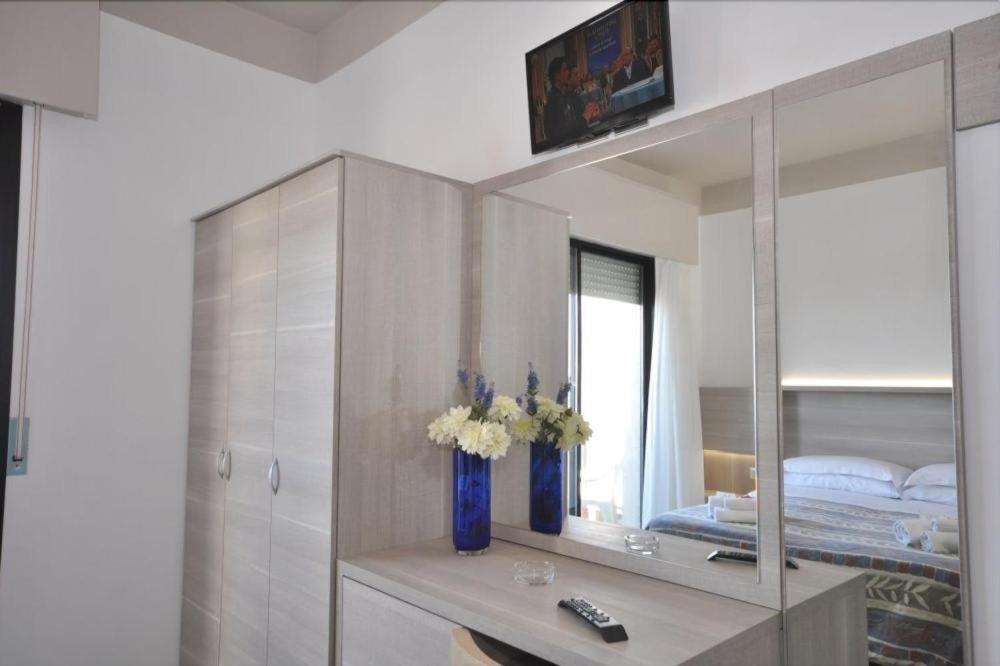 Hotel Alhambra Римини Экстерьер фото